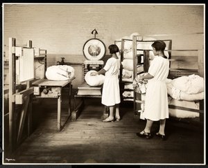 Deux femmes afro-américaines pesant des sacs de linge à la blanchisserie Carolyn, East Harlem, New York, 1928