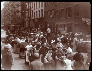 Vue de la foule et des colporteurs sur Hester Street, New York, 1899 - Byron Company