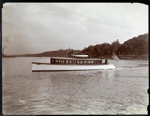 Vue du yacht Delicia du New York Yacht, Launch et Engine Co. sur la rivière Hudson près de Morris Heights, New York, 1903 - Byron Company