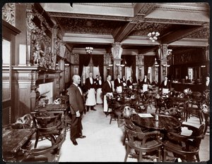 Serveurs dans un café à l