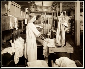 Femmes étiquetant des sacs de linge à la Carolyn Laundry, 111 East 128th Street, East Harlem, New York, 1928