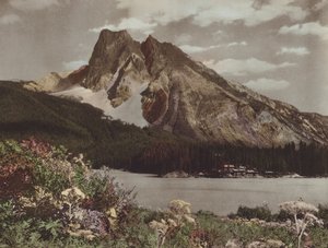 Mont Burgess et Chalet du Lac Émeraude (photo couleur) - Byron Hill Harmon
