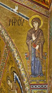 Abside : Vierge Annonciatrice, mosaïque byzantine avec un fond doré dans le tympan de l
