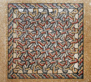 Sol en mosaïque de la zone du bema dans l