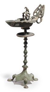 Une lampe à huile en bronze byzantine et son support, vers 5e-6e siècle après J.-C. - Byzantine School