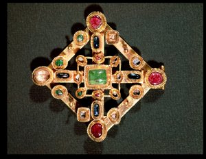 Broche en forme de croix grecque (or et pierres précieuses) - Byzantine School