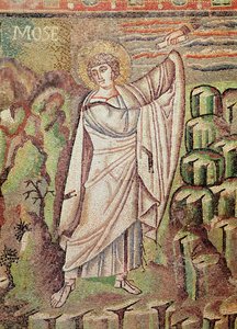 Moïse sur le mont Sinaï, figure au-dessus de la lunette représentant l