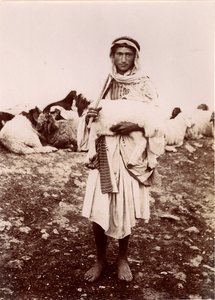 Un berger portant un agneau, c.1894-1914 - C.A. Hornstein