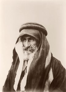 Portrait de Sheikh Khalil Senaah (contre un mur) à Kerak, c.1895-99 - C.A. Hornstein