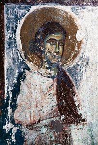 Figure de saint, fresque dans l