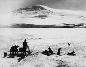 Expédition au pôle Sud par Robert Falcon Scott (1868-1912), explorateurs devant le volcan Erebus sur l