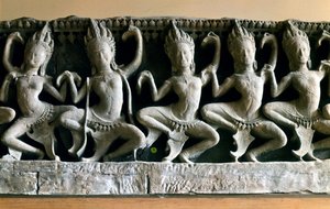 Les apsaras, très jeunes et belles créatures qui dansaient dans la cour d