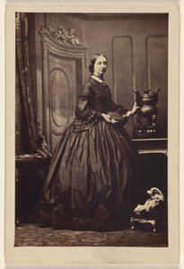 [Femme non identifiée tenant un livre, debout]