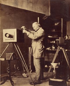 [Autoportrait préparant une plaque au collodion] - Capt. Horatio Ross