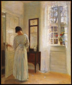 Une dame regardant dans un miroir près d