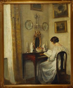 Intérieur avec une fille lisant à un bureau