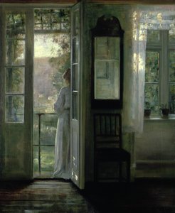 Fille debout sur un balcon