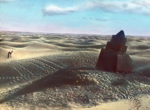 Maroc, borne kilométrique dans le désert, vers 1910 - Carl Simon