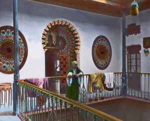 Nord du Maroc, femme marocaine dans une galerie, image date : vers 1910. Carl Simon Archive - Carl Simon