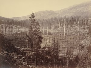 Barrage et lac, comté de Nevada, vue rapprochée