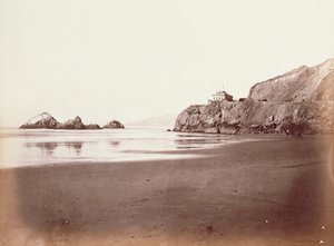 [La maison de la falaise depuis la plage] - Carleton Watkins