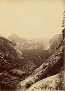 [Les dômes depuis le pied du haut Yosemite] - Carleton Watkins