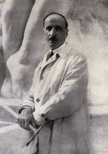 Portrait en trois-quarts du sculpteur Edoardo Rubino avec un marteau à la main. En arrière-plan, une sculpture peut être distinguée - Carlo Gherlone