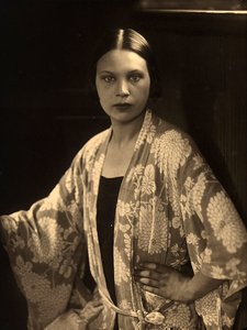 Portrait en buste de Wanda Wulz portant un peignoir kimono - Carlo Wulz