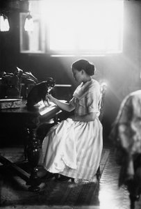 Portrait de Wanda assise à une table avec son chat, Trieste, vers 1910 - Carlo Wulz