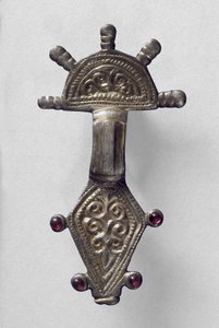 Broche à tête rayonnante, de Marchelepot, Somme, probablement carolingienne, c.7ème-10ème siècle