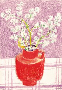 Fleurs éclatantes dans un vase rouge