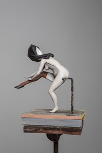 Degas Doll 5, 2017 (résine peinte, acier, bois)