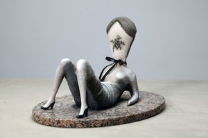 Oreiller Dirty Love, 2014 (tissu, argile, peinture sur granit)