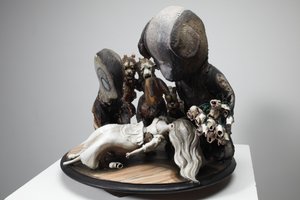Blanche-Neige, 2010 (bois, lino, plâtre, argile, tissu, peinture)