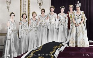 Sa Majesté la reine Elizabeth II avec ses demoiselles d