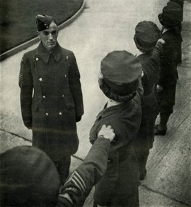 Sergent de la R.A.F. entraînant des aviatrices, vers 1943 - Cecil Beaton