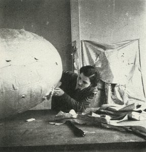 Réparation des ballons de barrage, vers 1943 - Cecil Beaton