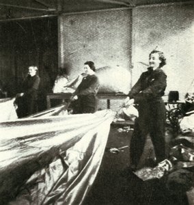 Réparation des ballons de barrage, vers 1943