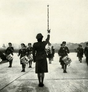 Bande de la W.A.A.F. en parade, vers 1943