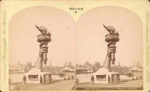 Main colossale et torche, Liberté, Exposition du Centenaire, Philadelphie - Centennial Photographic Co.