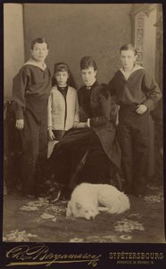 Impératrice Maria Fyodorovna avec enfants, Nicholas Alexandrovich, George Alexandrovich et Xenia Alexandrovna - Charles Bergamasco