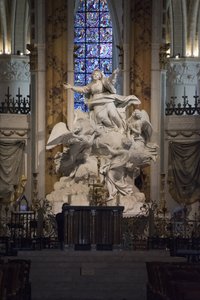 Vue intérieure de la cathédrale de Chartres, le maître-autel (sculpture de Charles Antoine Bridan l