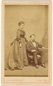 [Couple non identifié : femme debout, homme à la barbe de Vandyke assis]. - Charles DeForest Fredricks