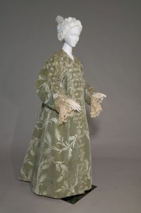 Manteau de soirée de Bertha Palmer, vers 1902 (vue oblique de face). Satin de soie avec velours coupé en motif de blé, dentelle de fil métallique, glands de soie métallique. Worth, Paris.