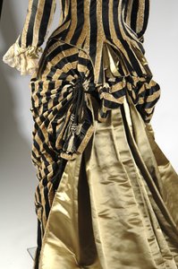 Robe de soirée, c.1884 (vue oblique arrière du détail du faux-cul)