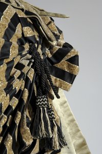 Robe de soirée, c.1884 (détail de la tournure). Satin de soie et velours coupé, dentelle, glands et franges en fil de soie. Charles Frederick Worth, France. - Charles Frederick Worth
