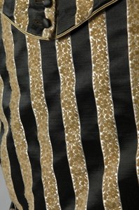Robe de soirée, c.1884 (détail du tissu). Satin de soie et velours coupé, dentelle, glands et franges en fil de soie. Charles Frederick Worth, France. - Charles Frederick Worth