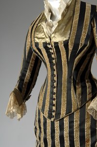 Robe de soirée, c.1884 (vue partielle oblique latérale)