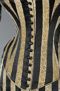 Robe de soirée, vers 1884 (vue partielle de la fermeture à boutons). Satin de soie et velours coupé, dentelle, glands et franges en fil de soie. Charles Frederick Worth, France.