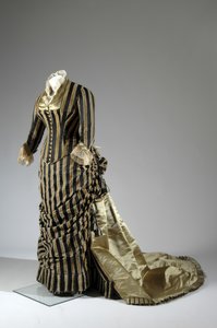 Robe de soirée, c.1884 (vue oblique latérale) - Charles Frederick Worth